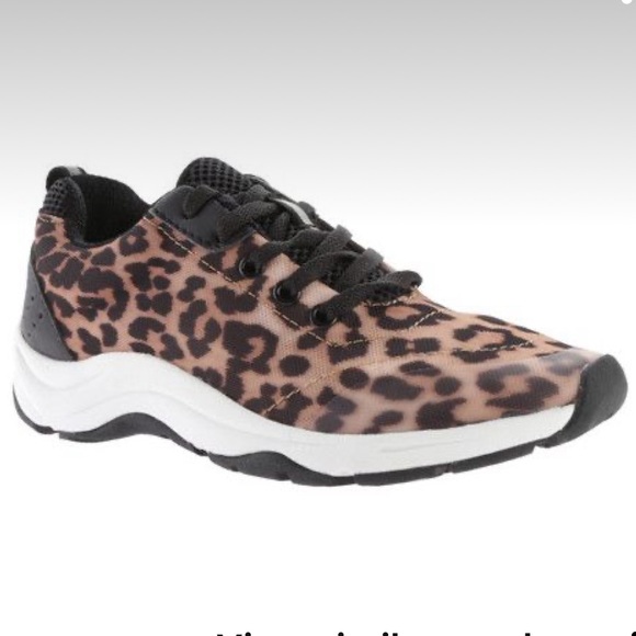 vionic tourney sneaker